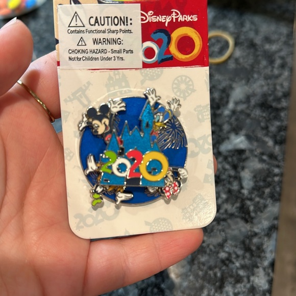 Disney 2020 pin spinning characters - Picture 2 of 3